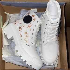 Palladium Pallabase Bootie in Star White
Textile Customize with Gold flakes